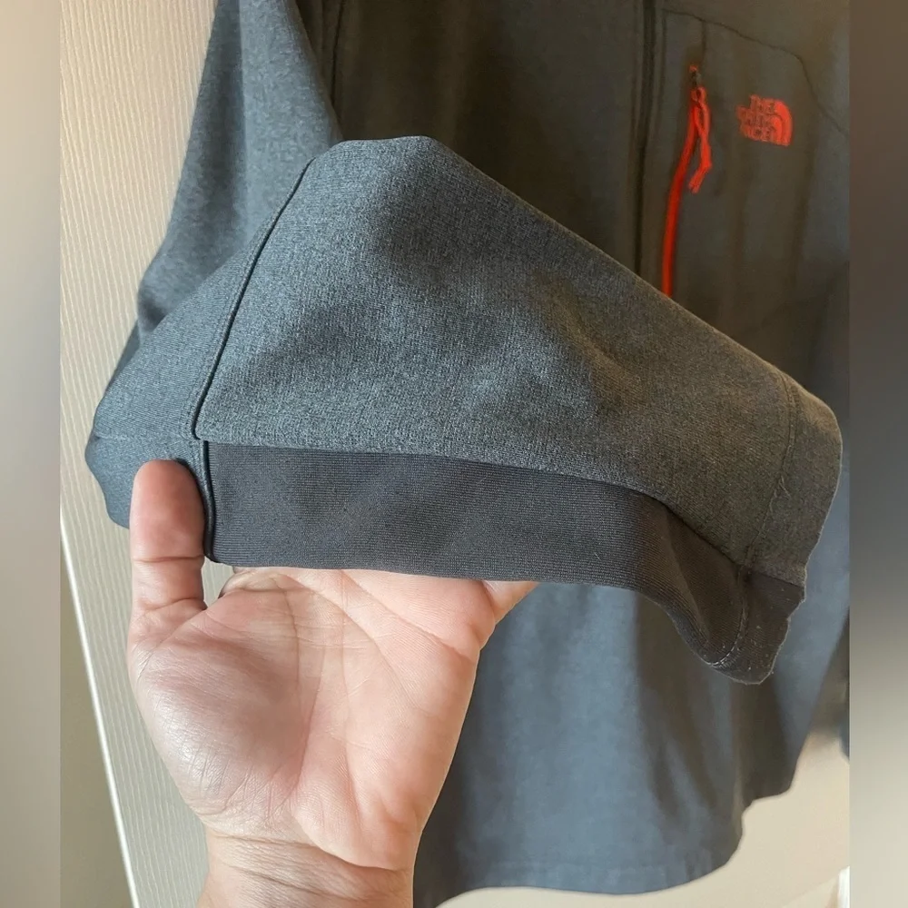 The North Face 1/2 zip • Mens Medium